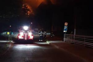 Požár automobilů v podzemních garážích v Praze, škoda několik milionů