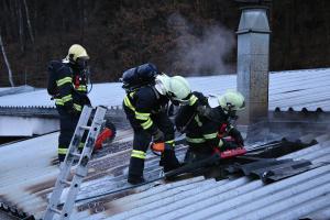 Desítky hasičů bojovaly s požárem autolakovny. Zaměstnanci objekt včas opustili