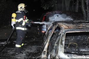 Na pražském Žižkově hořela auta, hasiči vyjeli do ulic Biskupcova a Na Balkáně