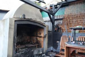 Grilovačka asi chvíli počká. V Protivíně shořela pergola u krbu