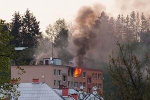 Byla to prskavka? Požár bytu v Horní Plané likvidovaly tři jednotky