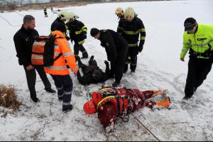 Tohle cvičení nebylo, hasiči tahali z vody člověka