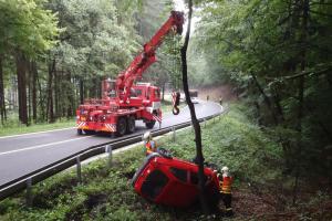 Osobní auto přelétlo přes svodidla, řidička vyvázla bez zranění
