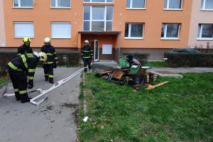 Hasiči evakuovali desítky osob v administrativní části pražského činžáku