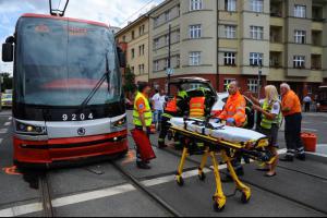 Po střetu tramvaje a osobního automobilu museli hasiči řidiče z auta vystříhat