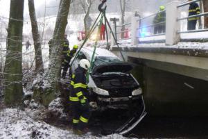 Ráno s koupelí v potoce v Dolní Kalné a řidič pořezaný od skla