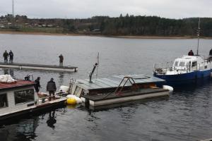 Dvacet hodin makačky. Hasiči zachraňovali potopený hausboat