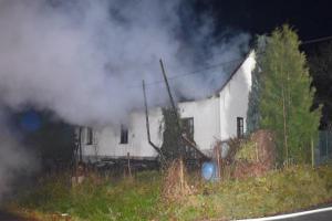 Noční požár domu na Kutnohorsku. Zůstaly jen obvodové zdi Noční požár domu na Kutnohorsku. Zůstaly jen obvodové zdi