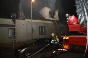 Poněkud zkažený víkend v Čakovicích: Hořel rodinný dům
