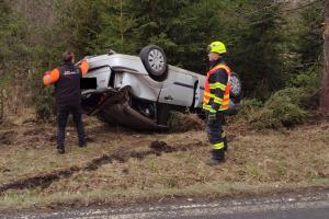 Hasiči zasahovali u dopravní nehody automobilu na silnici do Kosmové