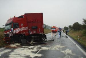 Dopravní nehoda kamionu s osobním autem. Řidič osobáku zemřel
