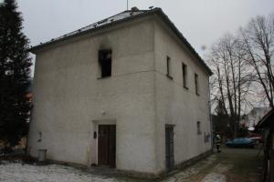 Požár nad hasičskou zbrojnicí ve Velharticích. Uvnitř objektu ležela mrtvola