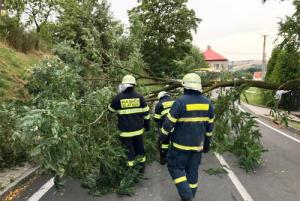 Podvečerní bouřka v Moravskoslezském kraji způsobila stovku výjezdů
