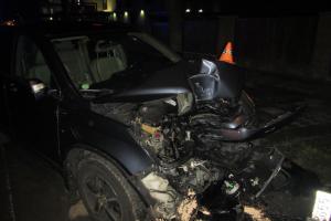 Jízdu automobilu ukončil sloup trolejového vedení. Řidička se zranila
