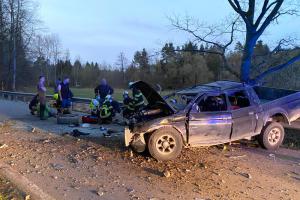 Řidič osobáku dojel k Římovu a pak havaroval. Záchranka měla práci