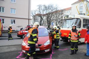 Na pražském Kubánském náměstí zasahovali hasiči u střetu osobního auta s tramvají