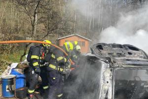 Hasiči zasahovali u požáru osobního auta v obci Dolní Zálezly