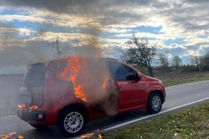 Hasiči likvidovali požár osobního automobilu