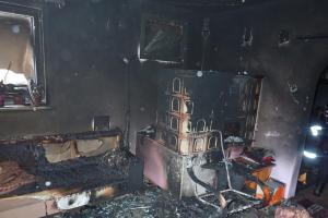 Ráno manželé přiložili do krbu a po návratu našli dům vyhořelý