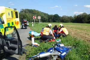 Motorkářka se u obce Policie střetla s osobákem a vážně se zranila