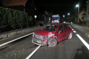 Osobní auto narazilo do sloupu uprostřed obce, odnesl to spolujezdec