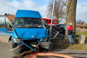 Po nehodě dvou vozidel vyprostili hasiči jednu osobu