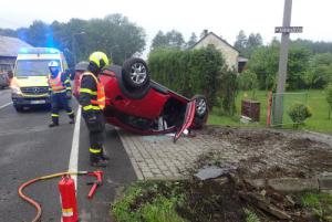 Řidička narazila do betonového mostku. Z auta ji vyprostili nájemníci domu