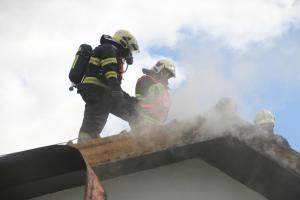 Práce pro čtyři jednotky. V Průhonicích hořela střecha domu (VIDEO)