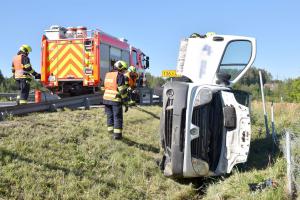 Na D6 havarovala dodávka, v zúžení se následně srazila další tři auta