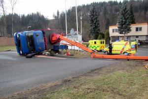 K převrácené automobilové plošině byly vyslány tři jednotky hasičů