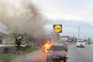 Požár osobního automobilu komplikoval ranní dopravu