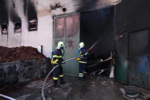 Požár autodílny ve Viticích napáchal škodu za tři miliony (VIDEO)
