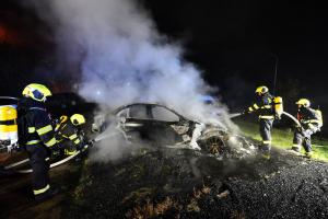 Byla to něčí pomsta, nebo obyčejná závada? Auto v plamenech
