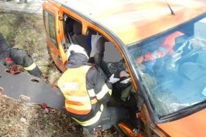 Nehoda dvou osobáků na silnici E 55 u Nažidel. Zraněná jedna osoba