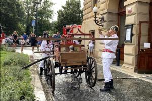 Po 140 letech u Národního divadla. Hasiči symbolicky zase hasili (VIDEO) Po 140 letech u Národního divadla. Hasiči symbolicky zase hasili (VIDEO)