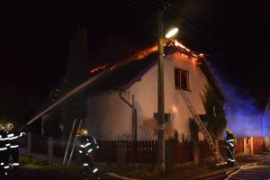 V obci Zaječov na Berounsku požár zabíjel, v hořícím domě zemřela žena