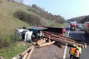 Převrácený kamion s kládami zablokoval plzeňskou dálnici u Berouna