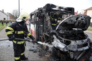 V pražských Kyjích shořel autobus, na vině byla technická závada (VIDEO)