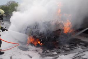 Na víkend asi řidič nepojede. Na plzeňské dálnici u Rudné mu shořelo auto (VIDEO)