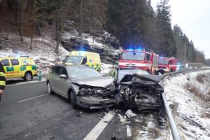 Tři zranění dospěláci a jedno dítě. Po nehodě dvou osobáků v Rádle
