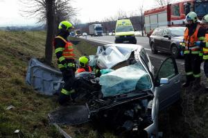 Střet nákladního auta s osobním. Řidička vyvázla se zraněním