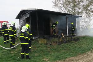 K požáru chaty mezi vinohrady na Zlínsku vyjely čtyři jednotky hasičů