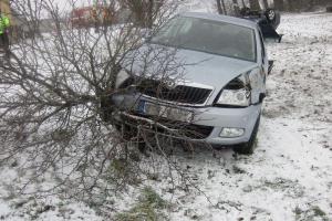 V zatáčce v obci Kurovice v krátkém čase za sebou havarovala dvě auta