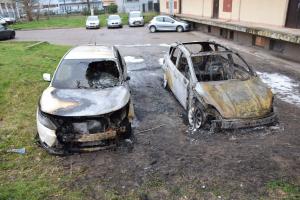 Plameny zcela zničily dva osobní automobily