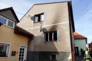 Exploze plynu poškodila rodinný dům v Březnici, zranila i tři lidi