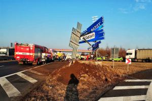 Při nehodě dodávky na D7 došlo ke zranění čtyř osob, jedna zemřela