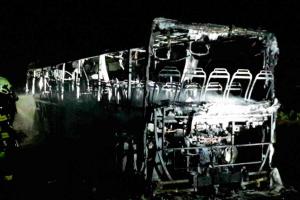 Na okraji Uherčic shořel autobus, byl v něm řidič a jediný cestující Na okraji Uherčic shořel autobus, byl v něm řidič a jediný cestující