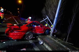 V Ostravě havarovalo Porsche. Hasiči vyprošťovali spolujezdce (VIDEO)