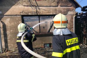 V Šubířově-Chobyni hořel rodinný dům, ozývala se i exploze (VIDEO)