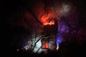 Začalo hořet v kuchyni, pak i na střeše. Požár domu v obci Plasná